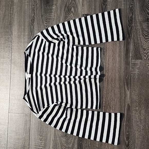 H&M Sweaters - 🦜 H&M striped Sweater 🦜